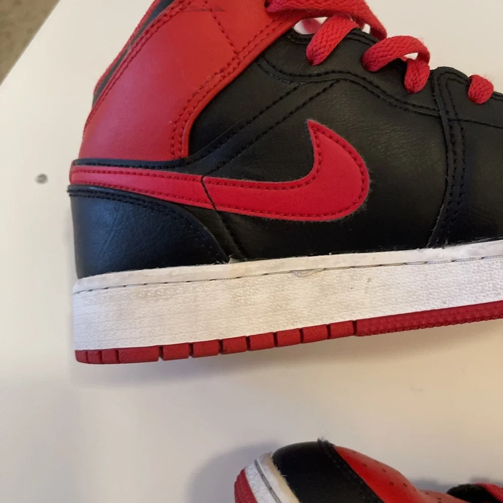 Air Jordan 1 Mid Alternate Bred (2022) DQ8423-060 Black/Red Boys 5Y